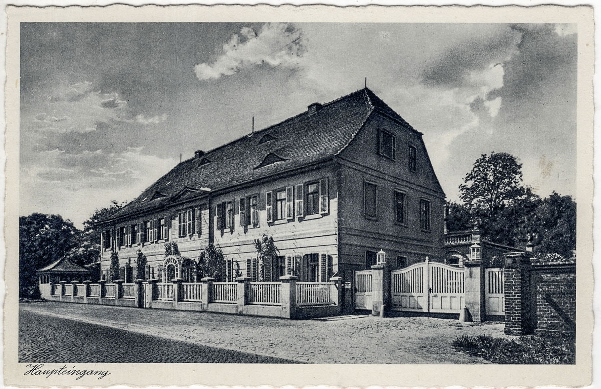 Das ehemalige Gasthaus (Ansichtskarte, 1913, Sammlung, B. Berger) Hier befanden sich bis 1900 die Wohnung des leitenden Arztes sowie Krankenzimmer der „Privat-Heilanstalt Carlsfeld“.