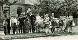 Jungen und Mädchen ziehen in Bonese mit dem „Pfingstrick“ beim Heischeumzug durch das Dorf 1970. Foto: Archiv Hartmut Bock