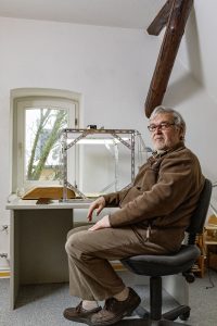 Albrecht Will vor seinem selbst gebauten Gestell aus Lochwinkeln. Foto: Matthias Behne