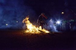 Auf der Spergauer Lichtmess, Die zweibeinigen Pferde jagen mit dem Pflug durch’s Feuer. Foto: Matthias Behne, behnelux gestaltung