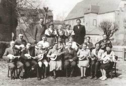 Die Mandolinengruppe und das Mädel-Terzett im Jahre 1951 vor dem Schloss in Harzgerode. Foto: Sammlung Loch
