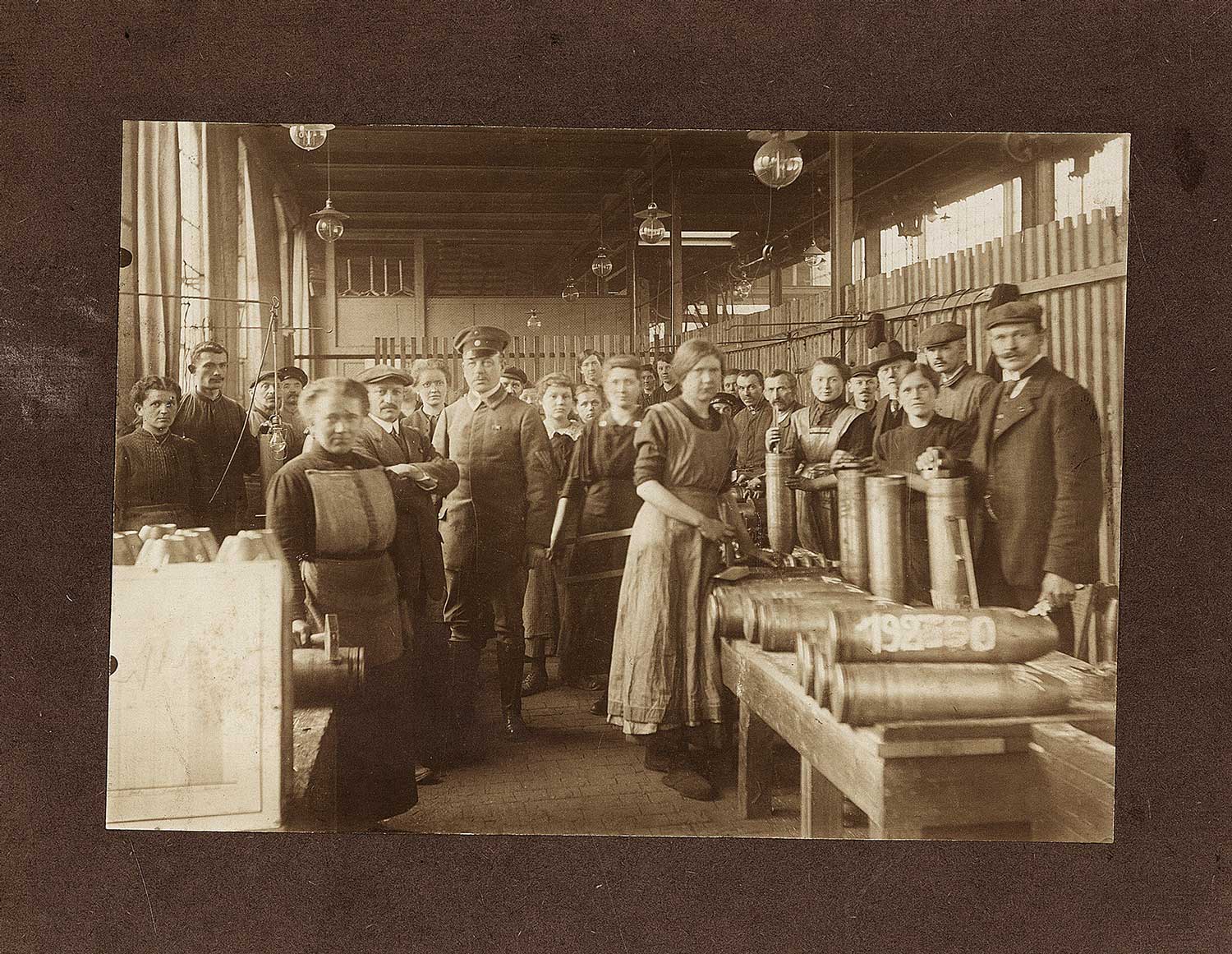 Granatenproduktion in der Maschinenfabrik Dehne in der hallischen Schimmelstraße. Ein Großteil der Belegschaft sind bereits Frauen, Foto 1916 oder 1917; Slg. W. Müller