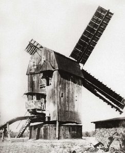 Bild 3: Die alte Pareyer Bockwindmühle der Familie Ogen mit Jalousiezeug um 1942; Foto: Archiv der Fam. Ogen 