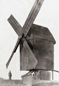 Bild 4: Windmühle Prosigk mit Müller Paul Schulz um 1920; am linken Bildrand sind die Mühlen von Libehna und Repau zu erkennen. Foto: Archiv der Fam. Grabo und Pohle