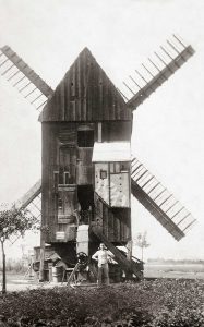 Bild 5: Mühle Frenz mit Müllermeister Friedrich Voigt jr. im Jahr 1925; Foto:  Archiv der Fam. Grabo und Pohle