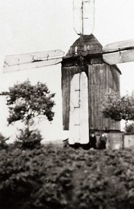 Bild 6: Bockwindmühle Frenz mit Ventikanten um 1940; Foto: Historisches Museum und Bachgedenkstätte Köthen