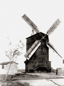 Bild 7: Die damals nagelneue Paltrockwindmühle Frenz 1947, links daneben das kleine Gebäude mit dem Dieselaggregat; Foto: Historisches Museum und Bachgedenkstätte Köthen