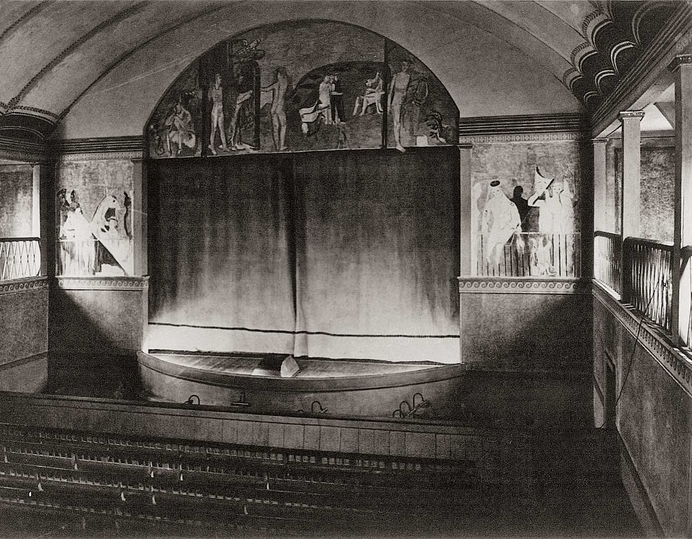 Die von Charles Crodel gestaltete Bühnenwand. Foto: Historische Kuranlagen und Goethe-Theater Bad Lauchstädt 