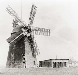 Bild 11: Flechtingen, historische Turmwindmühle mit fünf Flügeln; Slg. T. Neitzel, Wolmirstedt