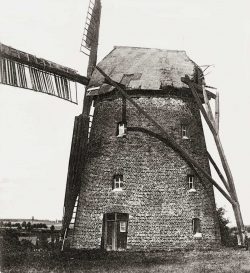Bild 4: Klötze (Clötze), Turmwindmühle mit Außenkrühwerk; Slg. H. Bergmann, Köthen