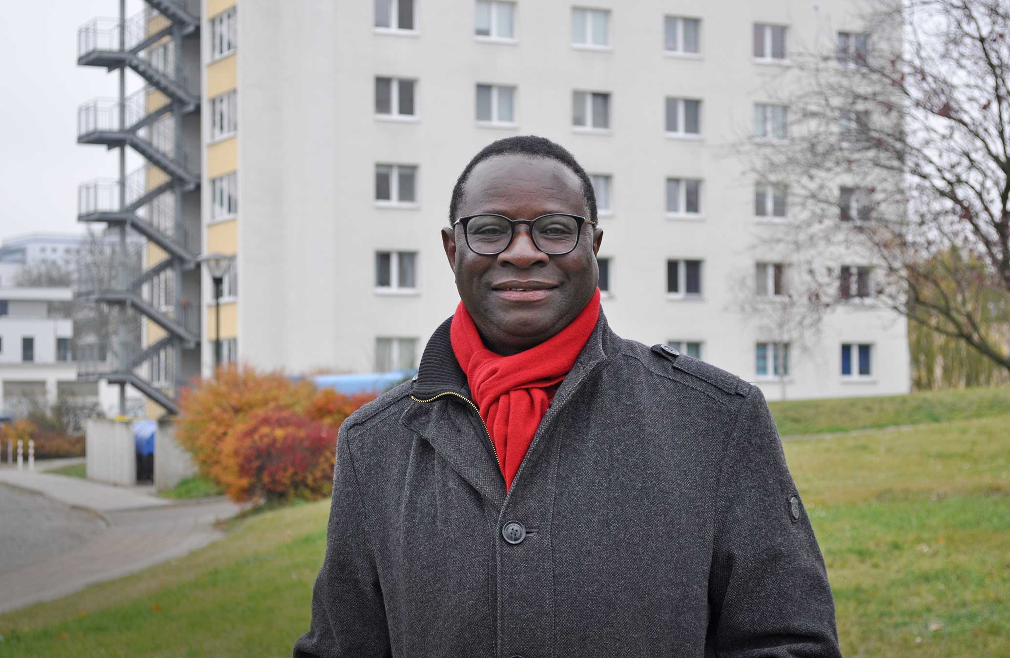 Dr. Karamba Diaby vor seinem ehemaligen Wohnheim am ­Weinberg-Campus Halle; Foto: J. Palatini 