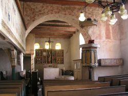 Kirche Henningen, Blick in den Altarraum mit den drei Fenstern im Ostabschluss. Foto: Ulf Frommhagen