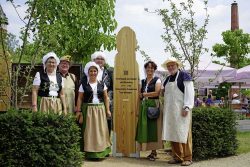 Mitglieder des Vereins „Halberstädter Berge e. V.“ repräsentieren den Park auf der Landesgartenschau Burg 2018; Foto: Thomas Skiba 