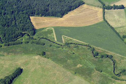 Naturnaher Verlauf der Dumme direkt im Grünen Band zwischen Altmark (unterhalb des Gewässers) und Wendland oberhalb des Gewässers). Foto: Klaus Leidorf