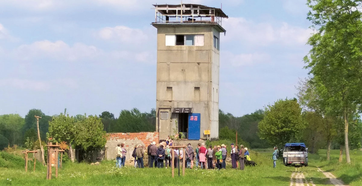 Alter DDR-Grenzturm nahe Dahrendorf während einer Grenzwanderung am Grünen Band Deutschland (Nationales Naturmonument) im Mai 2019. Foto: Amanda Hasenfusz
