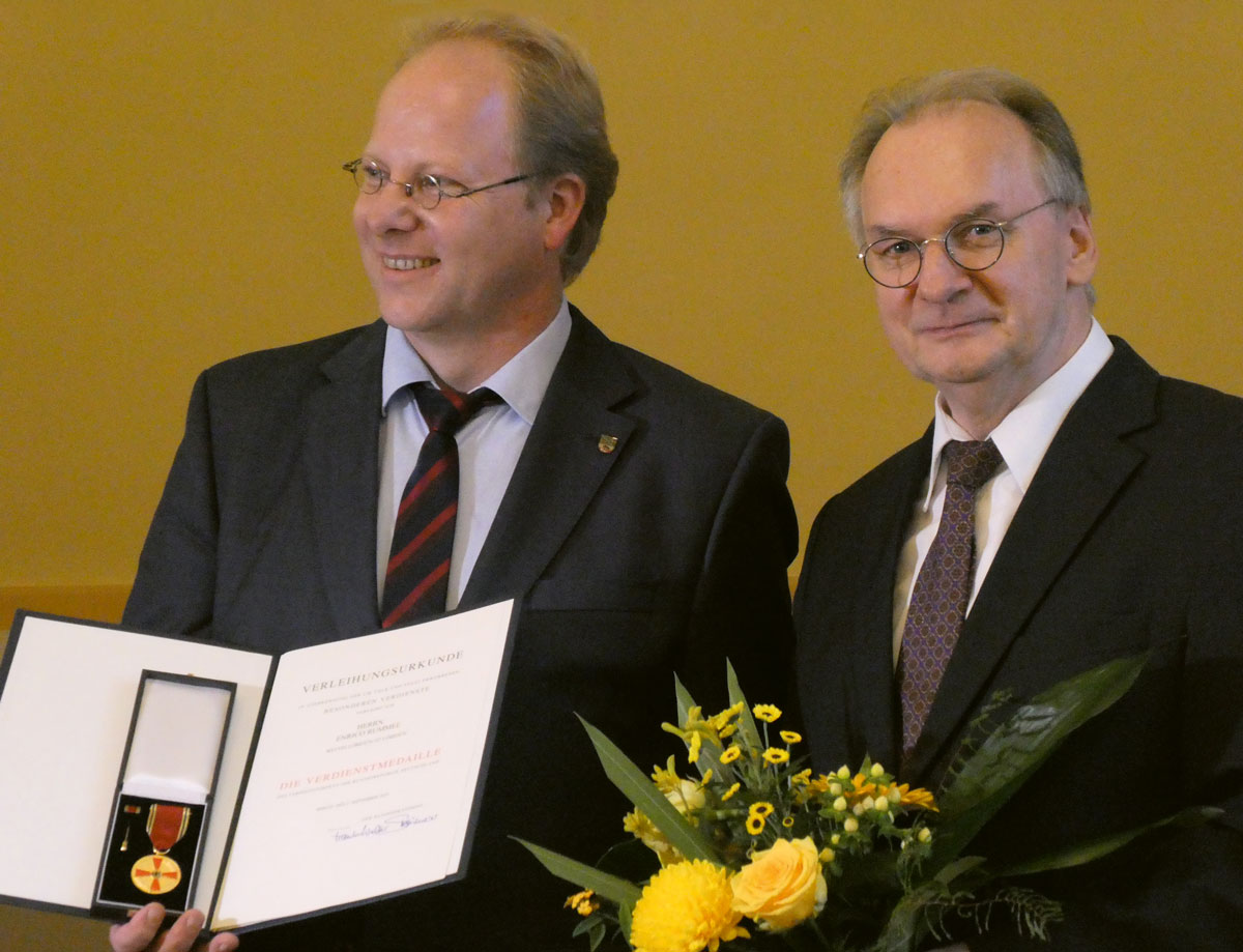 Gratulation des Ministerpräsidenten in der Staatskanzlei zur Verleihung der Verdienstmedaille. Foto: E. Rummel privat.