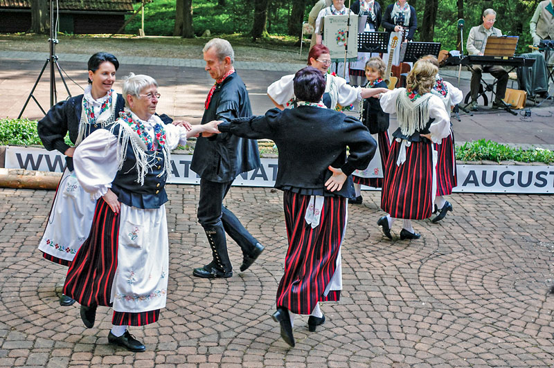 Die Trachtengruppe Benneckenstein tanzt die Sieber’sche Tampête. Foto: L. Wille 