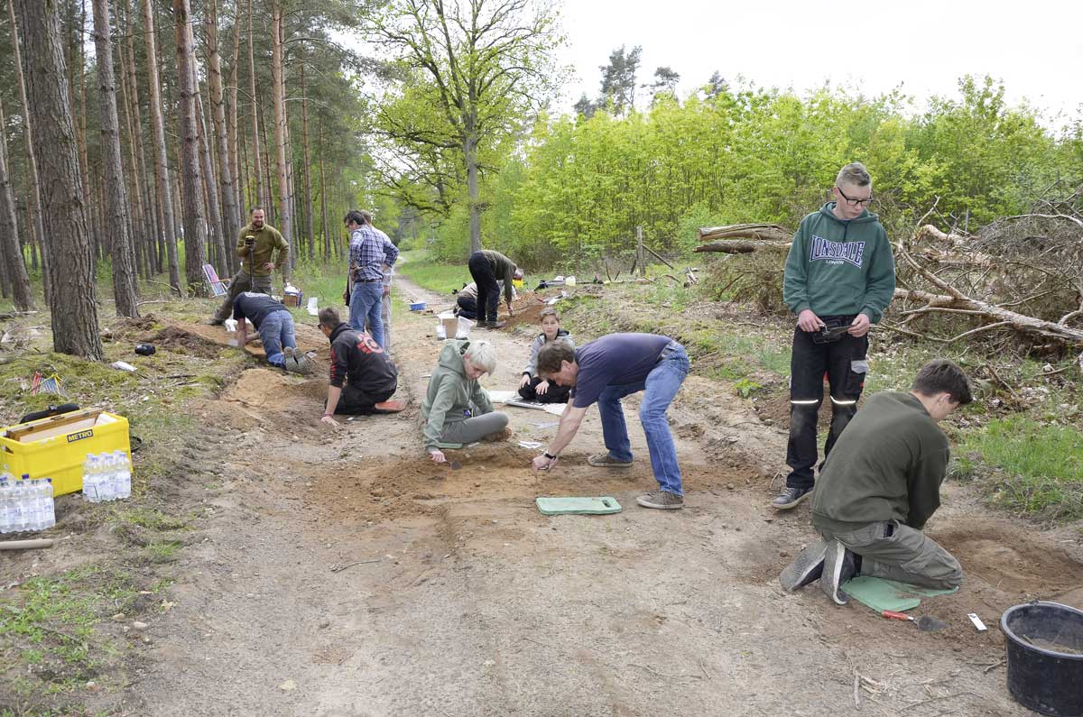 Notbergung eines Eisenzeitlichen Urnengräberfeldes auf einem Waldweg durch Vereinsmitglieder 2019. Foto: Thomas Janikulla