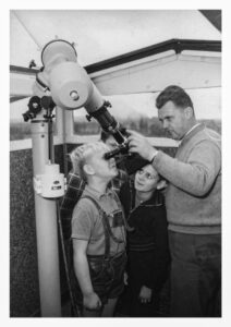 Karl Kockel mit Schülern in seiner Dachsternwarte. Foto: Planetarium Kanena.