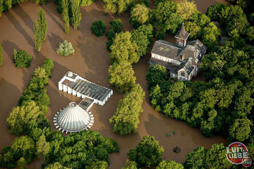 Die überschwemmte Peißnitzinsel 2013. Foto: Tino Richert, „Luft&Liebe Ballonfahrten“.