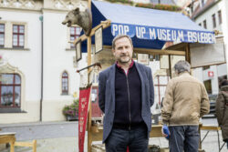 Thomas Jeschner vor seinem Pop-Up-Museum auf dem Markt von Eisleben. Foto: Matthias Ritzmann