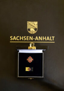 Ehrennadel des Landes Sachsen-Anhalt. Foto: Matthias Behne. 