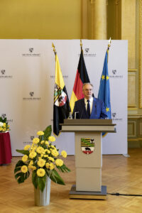 Ministerpräsident Reiner Haseloff würdigt die ehrenamtliche Arbeit der Ausgezeichneten. Foto: Matthias Behne. 