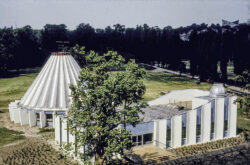 Das hallesche Raumflug-Planetarium von oben, vermutlich Ende der 1970er Jahre. Foto: Stadtarchiv Halle (Saale).