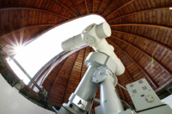 Der Coudé-Refraktor (Teleskop) in der Sternwarte des Raumflug-Planetariums, 2004. Foto: Thomas Ziegler/ Stadt Halle (Saale).