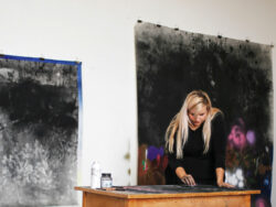 Nora Mona Bach beim Zeichnen ihrer Kohlearbeiten im Rahmen des Heimatstipendiums. Foto: Matthias Ritzmann