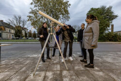 Beim Astrotreff wird gemeinsam der Nachthimmel beobachtet und über Astronomie diskutiert.. Foto: Matthias Behne