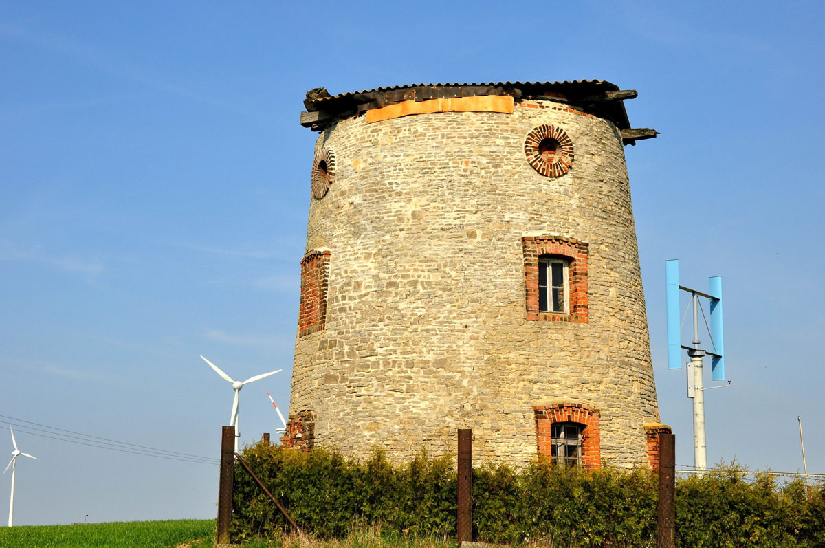 Bild 1 Alte Turmwindmühle und neue „Windmühlen“ bei Alleringersleben. Foto: Henry Bergmann.