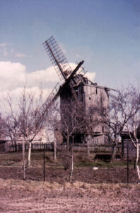 Bild 11 Bockwindmühle Sachsendorf (Salzlandkreis) im April 1987 … Foto: Thorsten Neitzel.