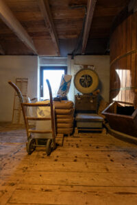 Noch immer ist die Arbeit in der Mühle der Familie Schröder von viel Handarbeit geprägt. Foto: Matthias Behne, lautwieleise.