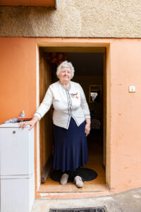 Anastasia Gulej in der Eingangstür ihrer Unterkunft in Bad Kösen. Foto: Matthias Behne, lautwieleise