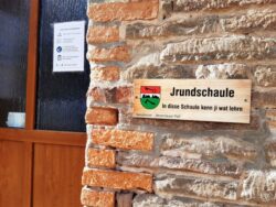 Niederdeutsches Hinweisschild in Westerhausen (Foto: Helmut Zeitzmann)