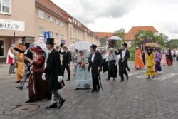 Umzug mit historischen Kostümen. Foto: Stadtverwaltung – Solestadt Bad Dürrenberg.