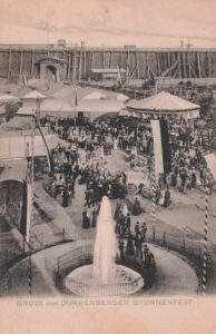 Brunnenfest, im Vordergrund der damals aktive Solesprudel auf dem heutigen Borlachplatz. Private Kartensammlung eines Einwohners aus Bad Dürrenberg. 