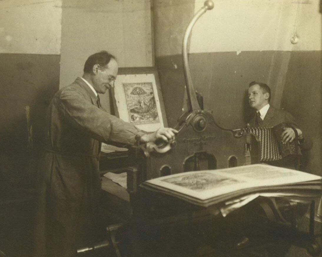Robert Moritz in seiner Werkstatt, Foto 1927. Sammlung Walter Müller.