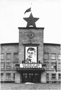 6. März 1953, die sowjetische Generaldirektion lässt anlässlich des Todes von Stalin das Gebäude Trauer beflaggen. Foto: Industrie- und Filmmuseum Wolfen/Kreismuseum Bitterfeld.