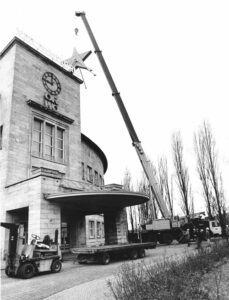 Am 27. Januar 1990 endete mit der Demontage des roten Sterns vom Gebäude auch symbolisch die sozialistische Planwirtschaft. Foto: Industrie- und Filmmuseum Wolfen/Kreismuseum Bitterfeld.