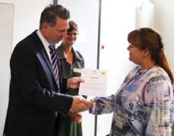 Dr. Sebastian Putz überreicht Ines Menzel vom Heimatverein Nietleben ihr Zertifikat. Foto: LHB. 