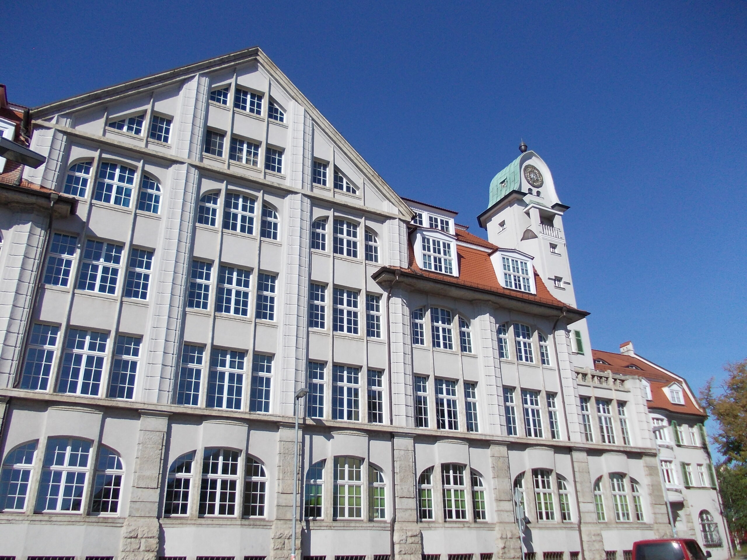 Das 1911 von Stadtbaurat Dr. Hans Heckner errichtete Hauptgebäude des Unternehmens Bestehorn mit Vier-Bogen-Tor und Wasserturm. Foto: Bernhard Lohe. 