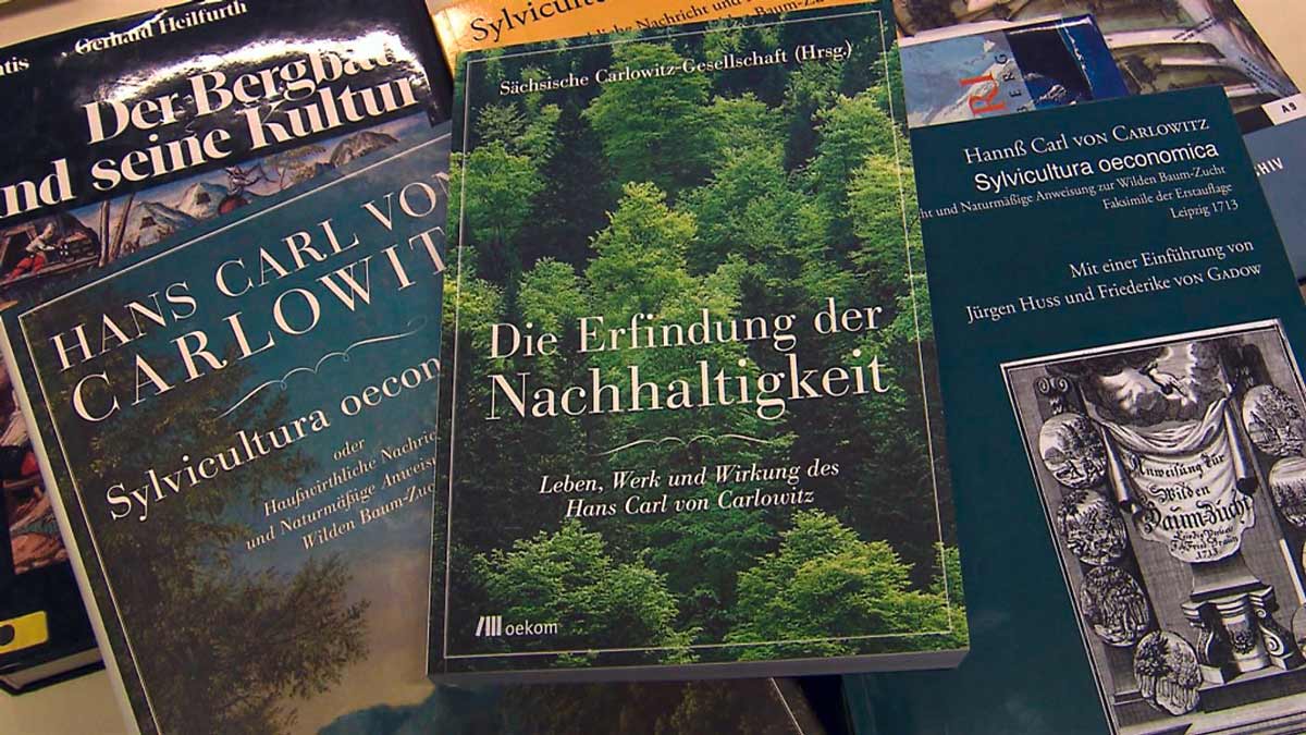 Verschiedene Titel zum Thema „Carlowitz und die Nachhaltigkeit im Wald“. Foto: Friedhart Knolle.