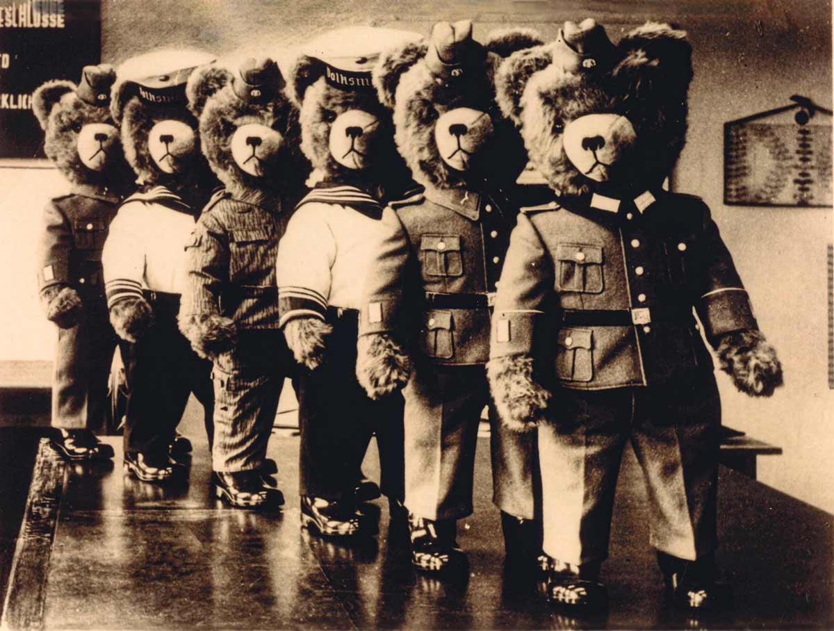 Teddy-Parade, für die Leipziger Messe präsentieren sechs große Teddybären verschiedene Uniformen der Truppenteile der NVA. Foto: Kreisarchiv Burg.