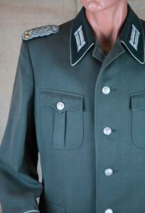 Uniformjacke für einen Oberstleutnant der Landstreitkräfte. Foto: Kreismuseum Jerichower Land.